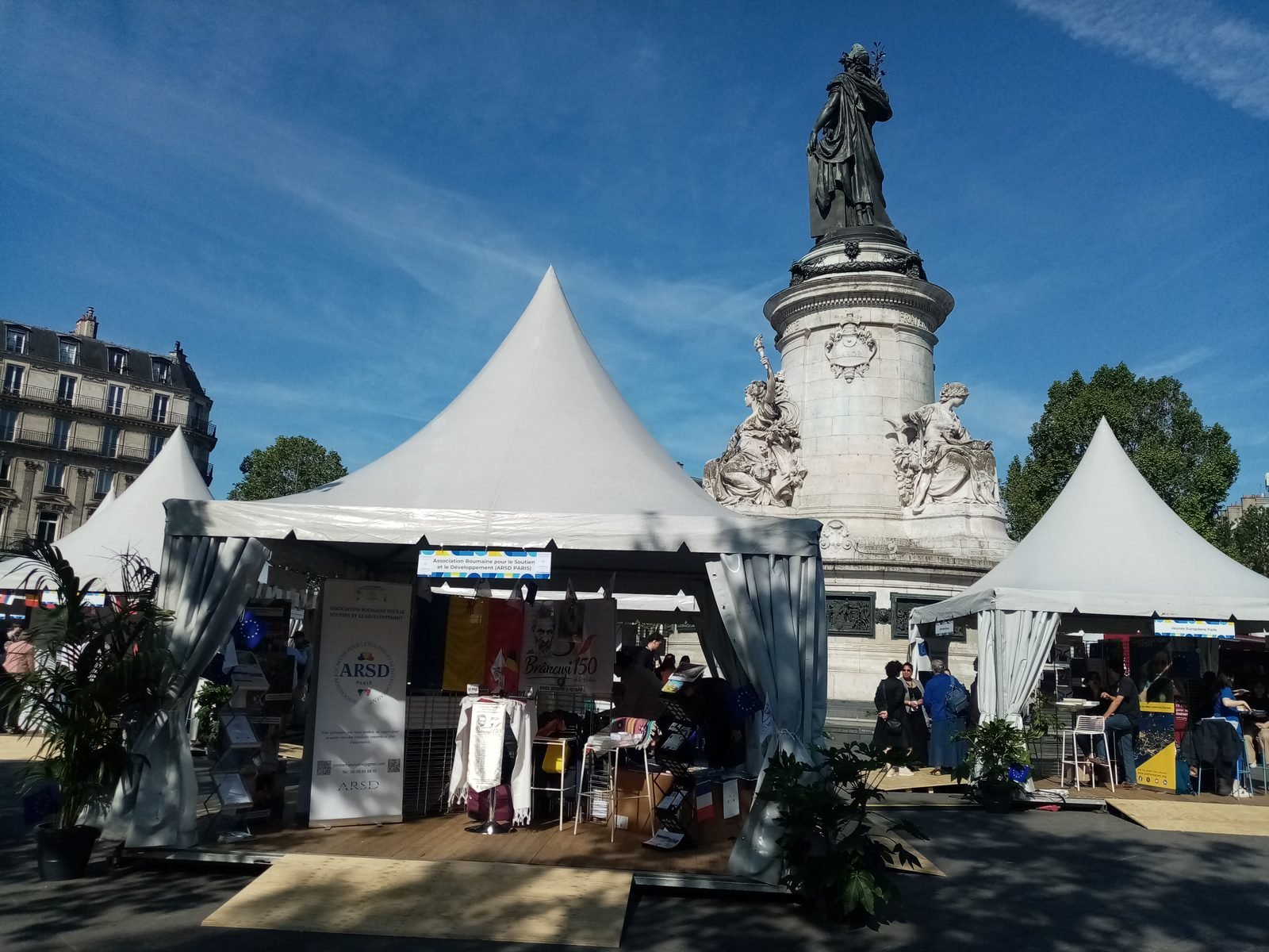 ARSD Paris — stand à la Journée de l'Europe, Place de la République